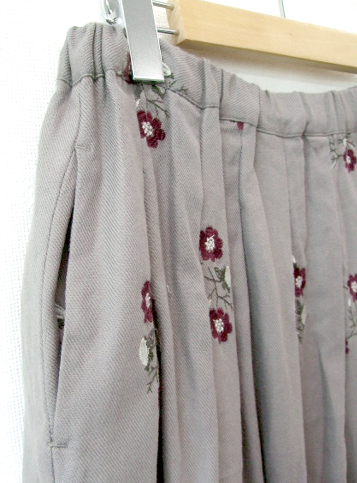 【未使用タグ付き】アルページュ　ストーリー　ドット刺繍タックスカート サイズ2 未使用タグ付き】アルページュ ストーリー ドット刺繍タックス